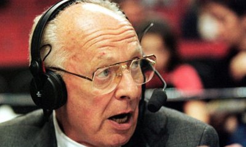 Portland Trail Blazers' broadcaster Bill Schonely makes the call at the start of his 2,500th NBA broadcast in Portland, Ore., March 17, l998. (AP)