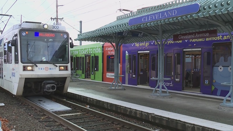 A MAX Blue Line train at the Cleveland Avenue Station in Gresham, January 3, 2023 (KOIN)