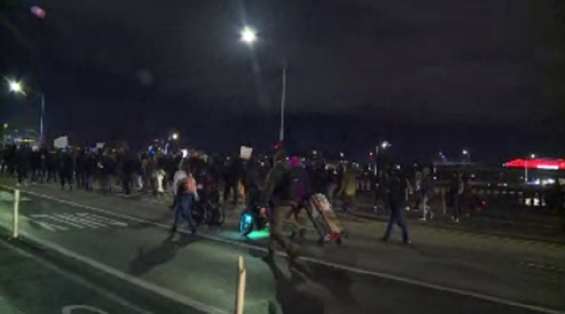 Hundreds of protesters over the Tyre Nichols death in Memphis marched across the Burnside Bridge in Portland, January 27, 2023 (KOIN)