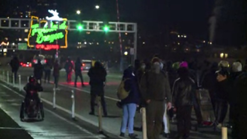 Hundreds of protesters over the Tyre Nichols death in Memphis marched across the Burnside Bridge in Portland, January 27, 2023 (KOIN)