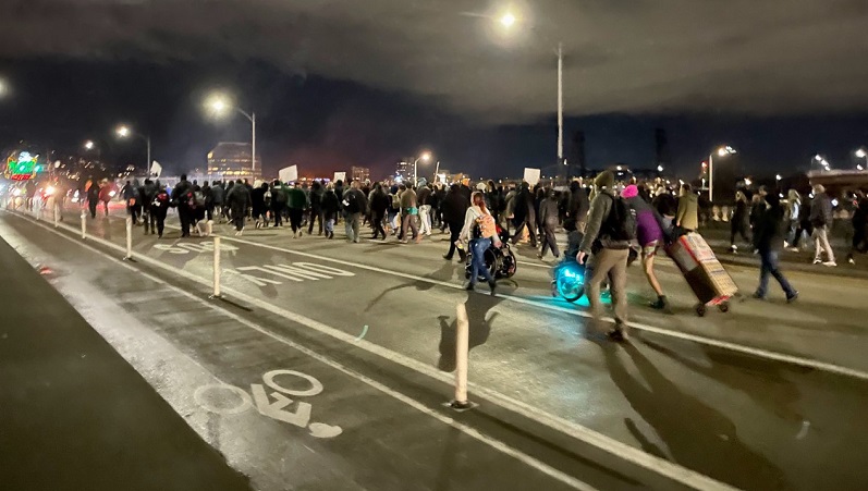 Hundreds of protesters over the Tyre Nichols death in Memphis marched across the Burnside Bridge in Portland, January 27, 2023 (KOIN)