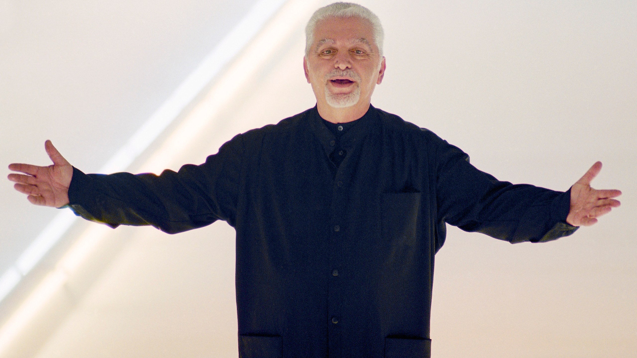 Franco-Spanish fashion designer Paco Rabanne acknowledges the applause at the end of his fall-winter 2000/2001 collection on March 3, 2000 in Paris, France. (AP Photo/Remy de la Mauviniere, File)