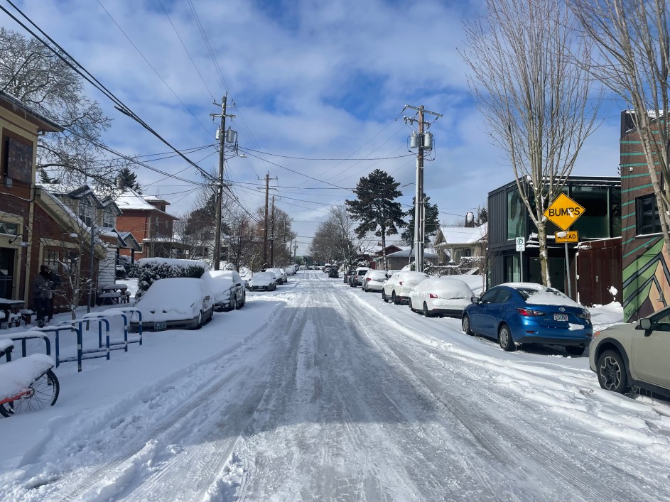 Snow-covered streets, cars NE Portland (KOIN)