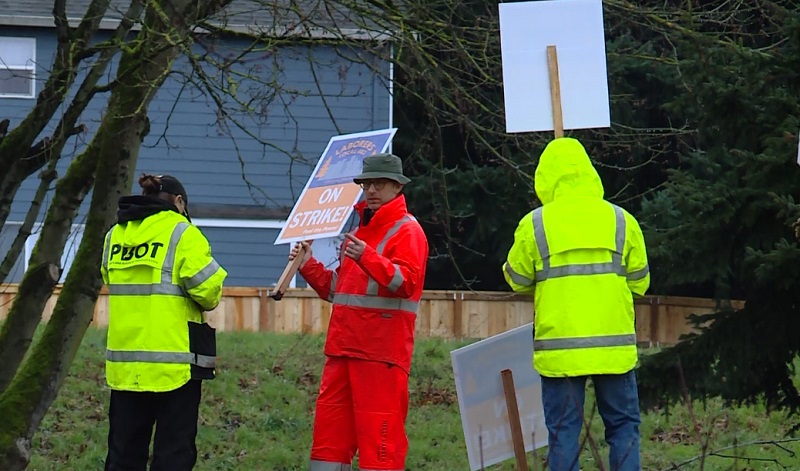 Striking Portland city workers on the picket line, February 4, 2023 (KOIN)