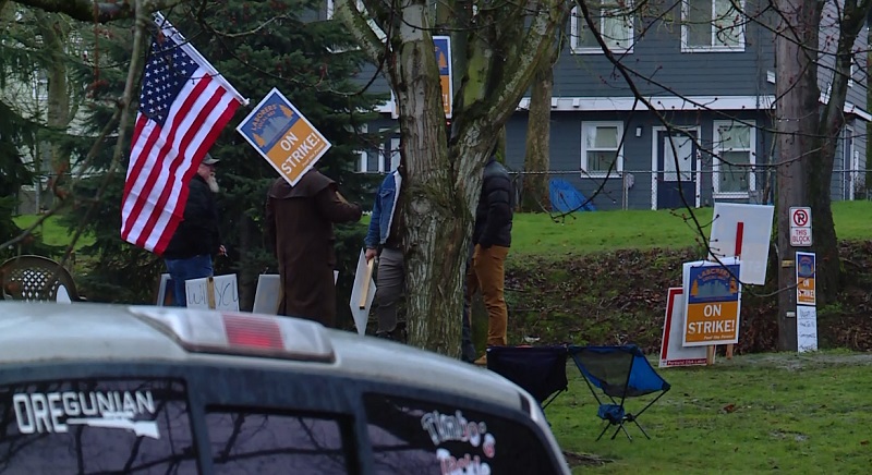 Striking Portland city workers on the picket line, February 4, 2023 (KOIN)