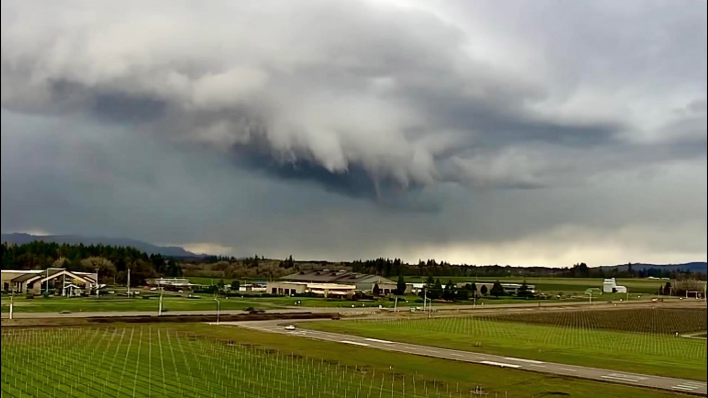 Shelf cloud building over McMinnville Tuesday evening