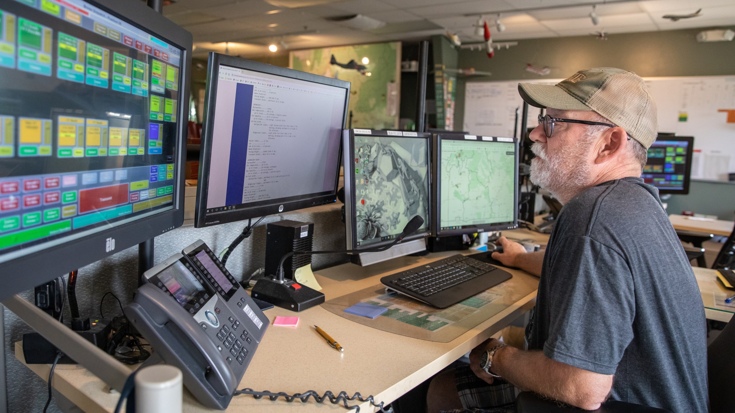 A dispatcher at the Boise Interagency Dispatch Center. (DOI/Neal Herbert)