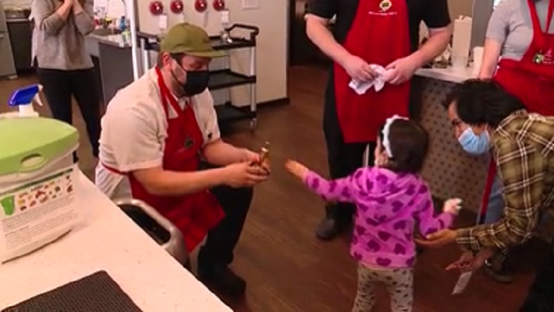 Grassa Culinary Director Chris Diminno receives his trophy for the best mac-and-cheese in a benefit for Ronald McDonald House of Oregon, March 11, 2023 (KOIN)