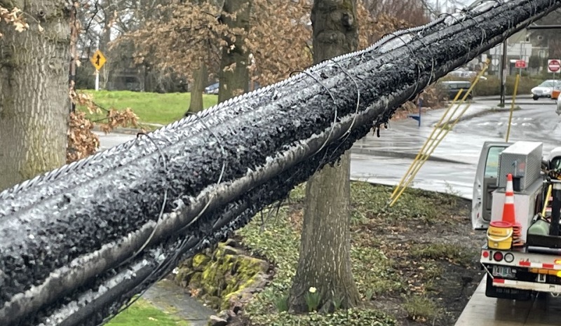 An RV fire in South Portland damaged fiber optic cables, March 28, 2023 (Andy Colley)