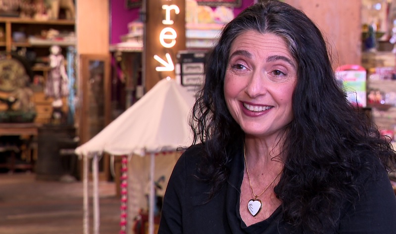 Remarkable Woman finalist Sarah Shaoul works with small business owners, March 2023 (KOIN)