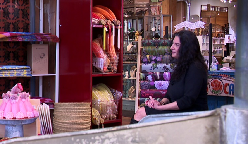 Remarkable Woman nominee Sarah Shaoul works with small business owners, March 2023 (KOIN)