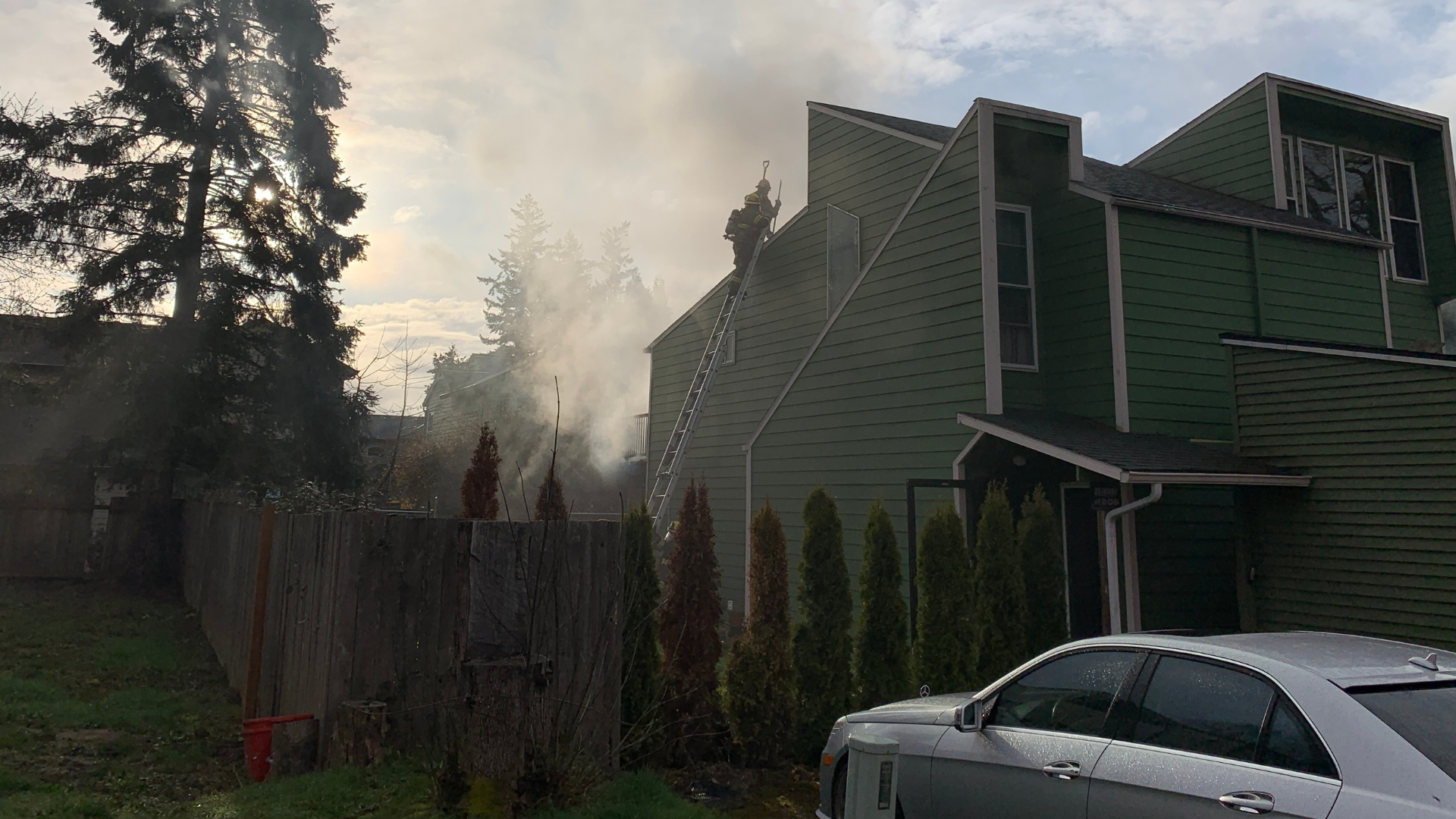 Hillsboro, OR duplex fire kills one; cause under investigation