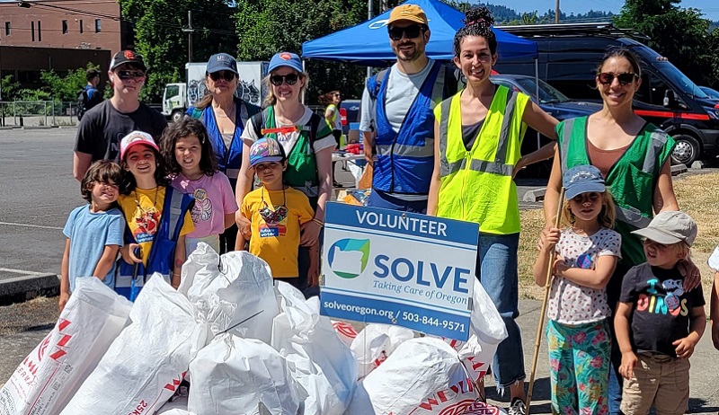 Volunteers for the Oregon Spring Cleanup (SOLVE)