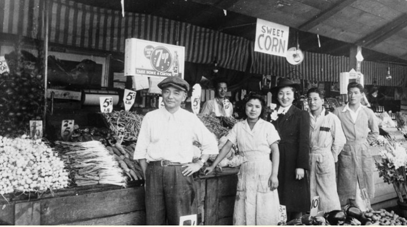 One of the largest outdoor stands was the Nakata Brothers’ Fruit & Vegetable Stand, owned by Josuke and Shigeo Nakata, Gresham, 1920 (Courtesy: JAMO)