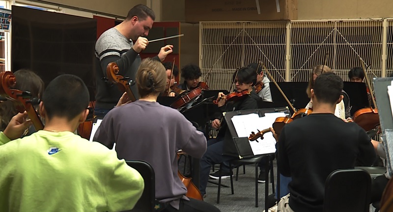 McKay High School Orchestra Director Alex Figueroa leads the students during practice, April 2023 (KOIN)