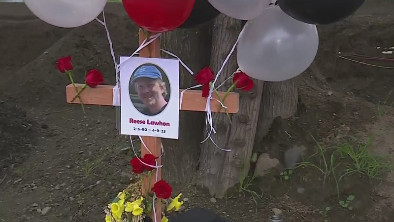 City leaders, police and taxi drivers paid tribute to cabbie Reese Lawhon, April 22, 2023 (KOIN)