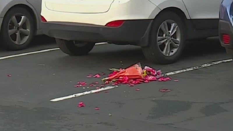 Flowers were placed at the spot where a woman was killed at the Wimbledon Square Gardens apartment complex near Reed College in Portland, April 17, 2023 (KOIN)