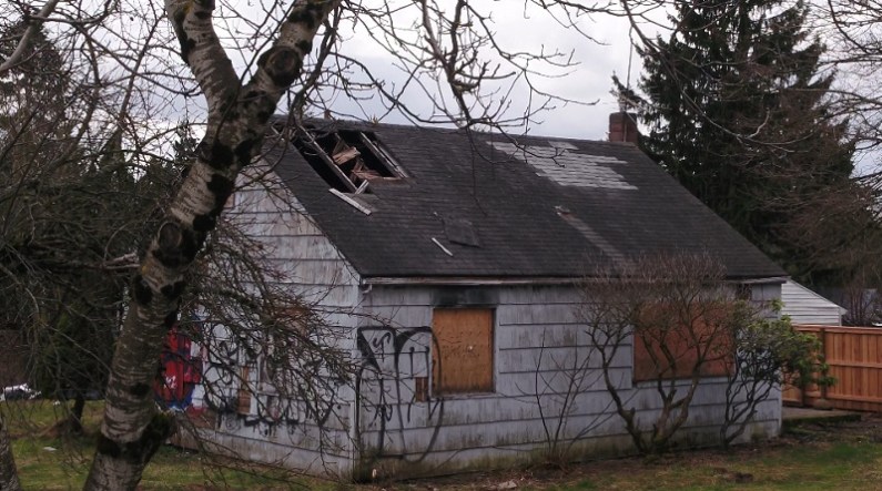 An abandoned house at SE 139th and East Burnside has been taken over by squatters in Portland, April 2023 (KOIN)