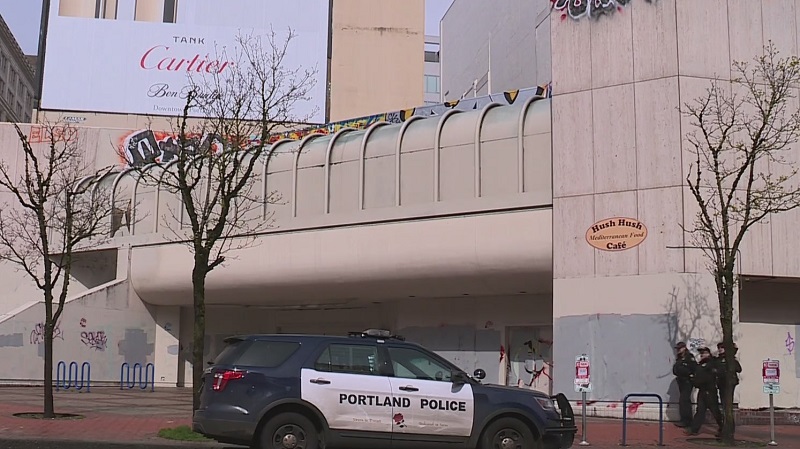 Police patrols cleaned up open-air drug deals and usage at the Washington Center building, SW 4th and Washington, in Portland, April 11, 2023 (KOIN)