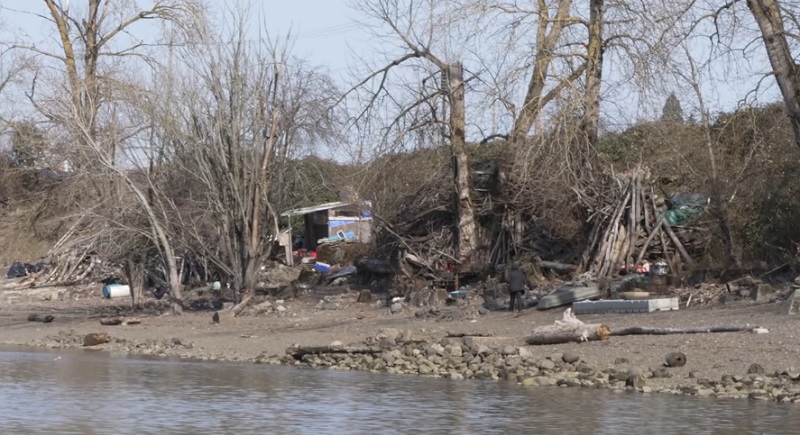 A cabin on a strip of beach along the Willamette River north of the Fremont Bridge, April 2023 (KOIN)