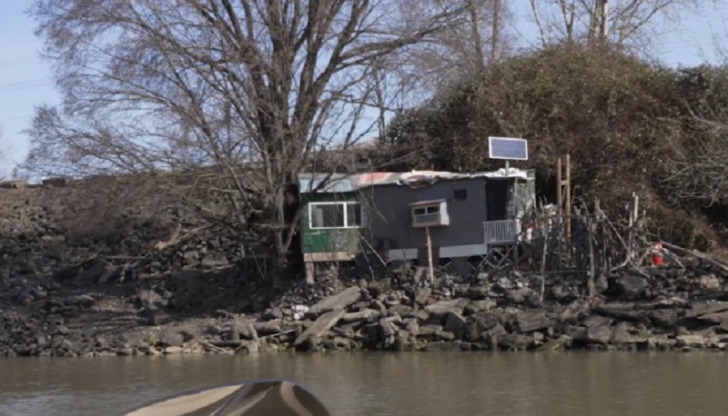 A cabin on a strip of beach along the Willamette River north of the Fremont Bridge, April 2023 (KOIN)