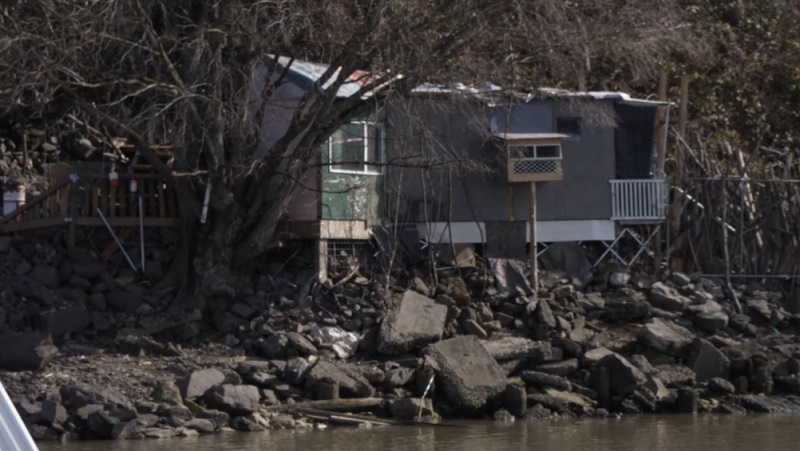 A cabin on a strip of beach along the Willamette River north of the Fremont Bridge, April 2023 (KOIN)