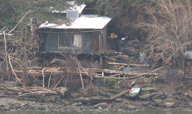 A cabin on a strip of beach along the Willamette River north of the Fremont Bridge, April 2023 (KOIN)