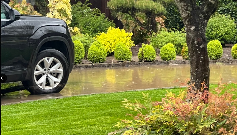 Heavy rains caused minor flooding in the area of SW 61st near Tigard, May 8, 2023 (KOIN)