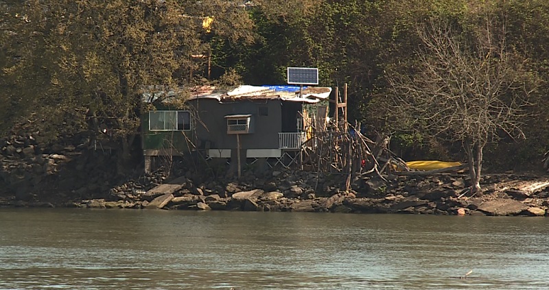 A makeshift cabin on the banks of the Willamette River in Portland, April 2023 (KOIN)